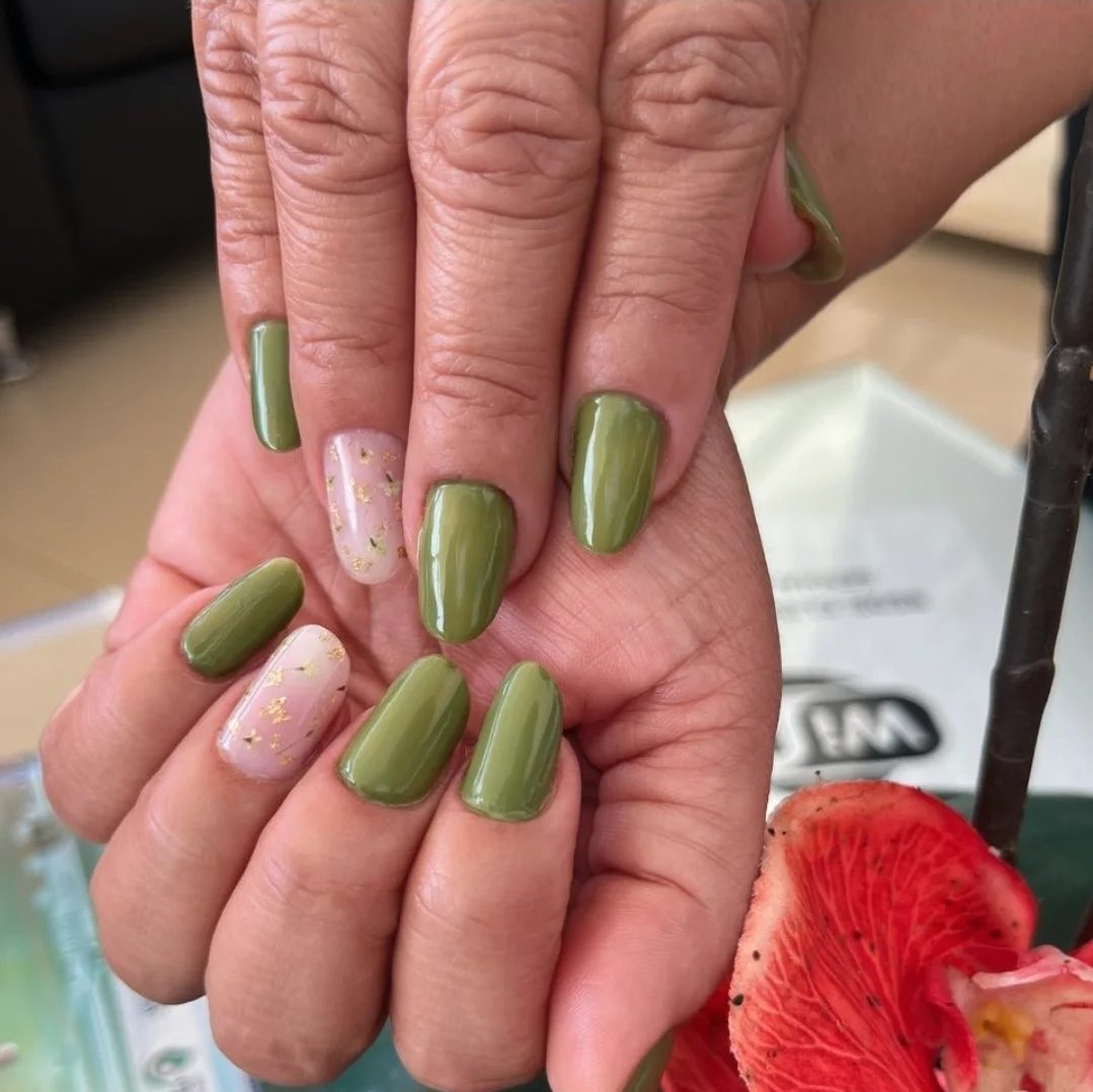 Esmaltação verde oliva com flocos dourados
