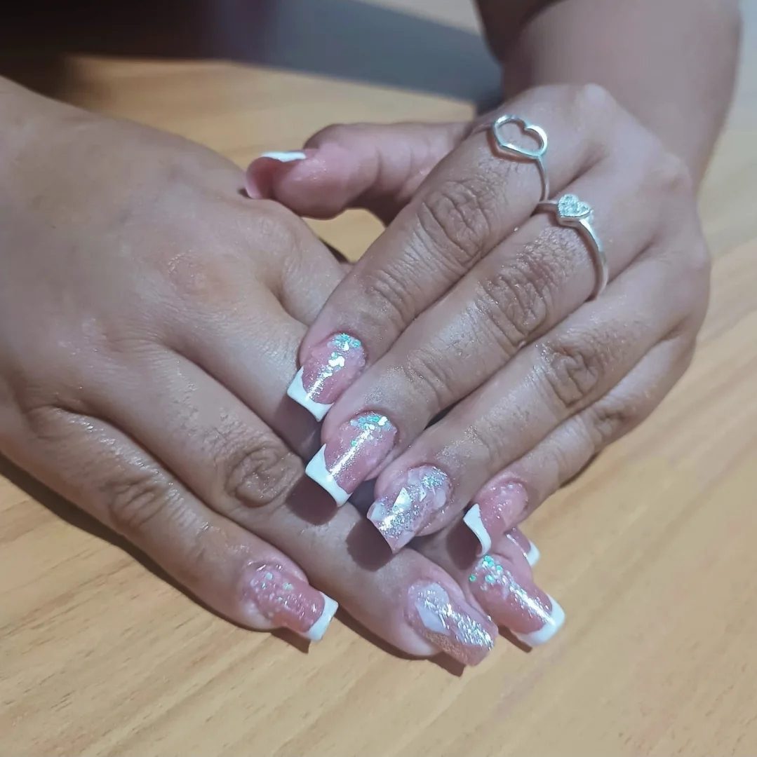 Unhas em francesinha rosé com glitter