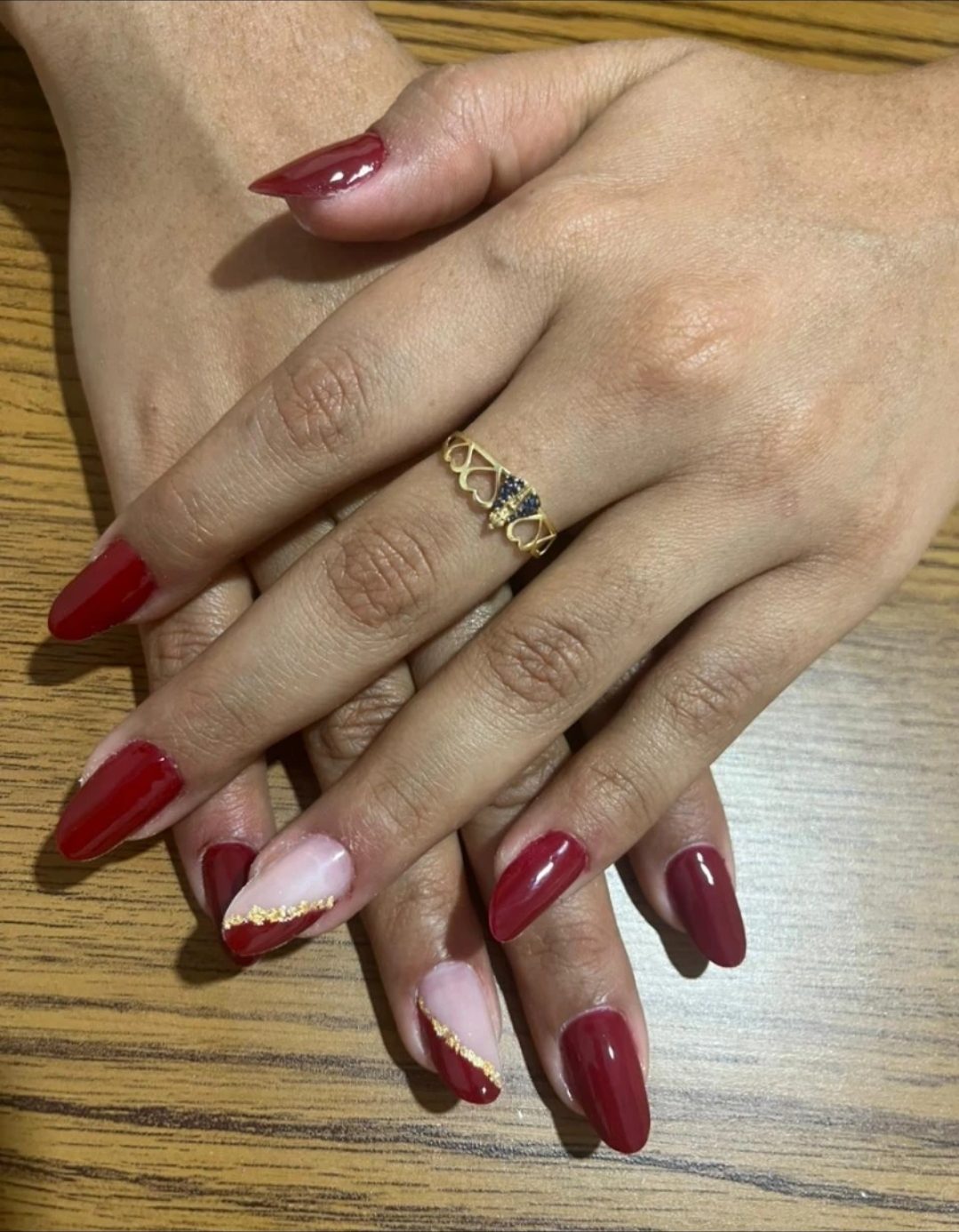 Alongamento de unhas em tom vinho, feito pela nail designer Jéssica no Studio Beleza Lunar